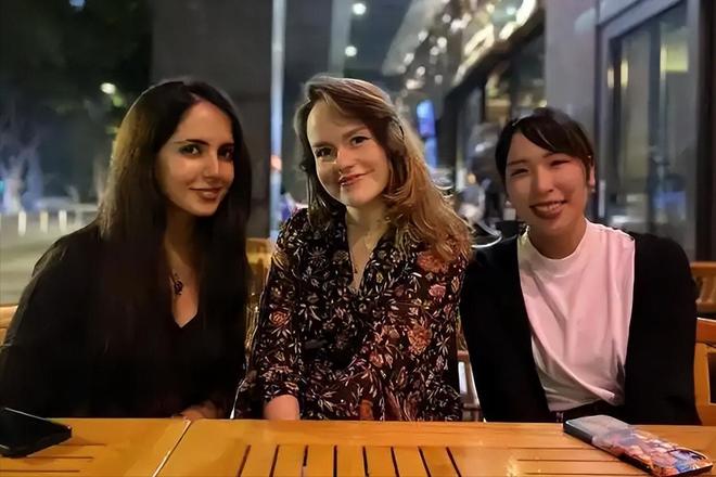 入相亲角大龄剩女强烈反对！PG麻将胡了大量外国女孩涌(图5)